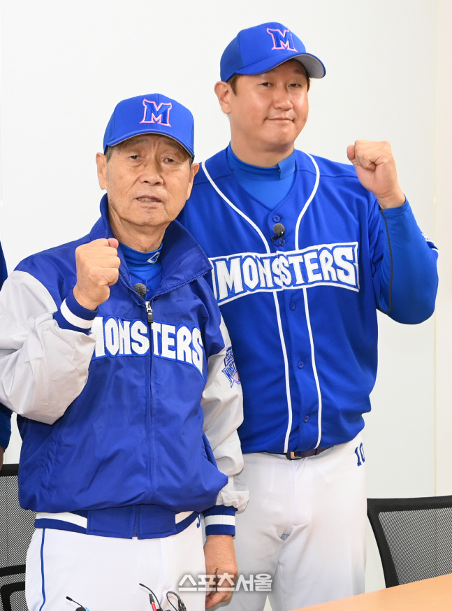 [포토]몬스터즈로 뭉친 김성근 감독과 정근우-박용택-이대호