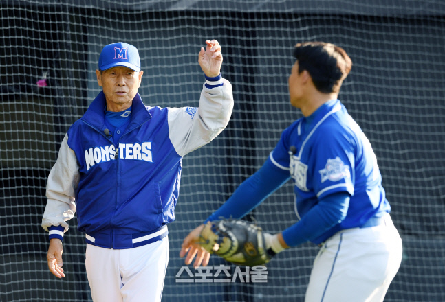 [포토]포수 박찬희를 지도하는 김성근 감독