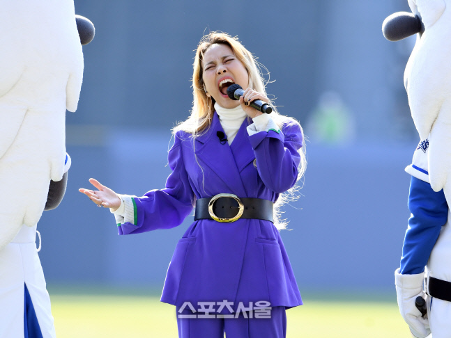 [포토]애국가 열창하는 소향