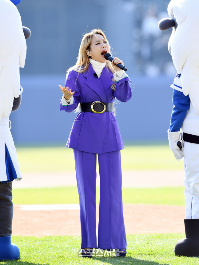 [포토]소향, 최강 몬스터즈-두산 경기 애국가 열창