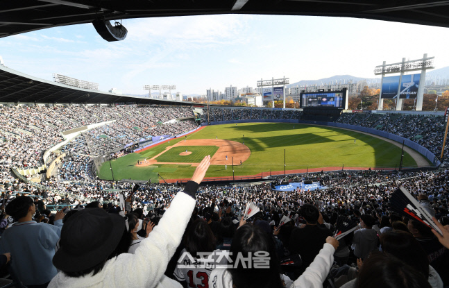[포토]관중석 가득 채운 두산 베어스와 최강 몬스터즈의 경기