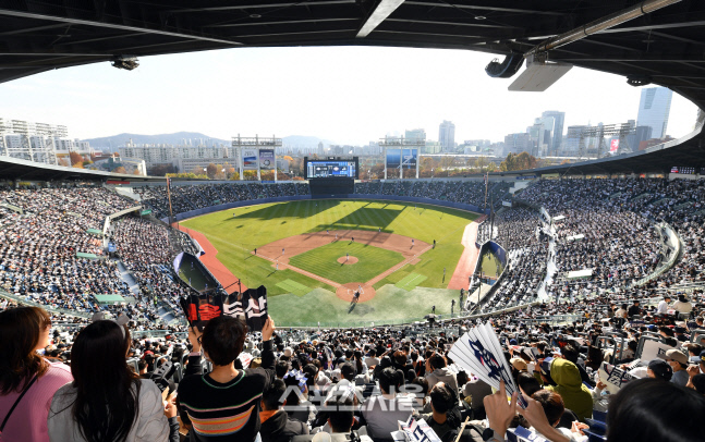 [포토]잠실구장 가득 채운 두산과 최강야구의 팬들