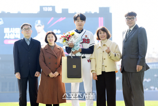 [포토]팬들이 주는 신인상 수상한 두산 정철원