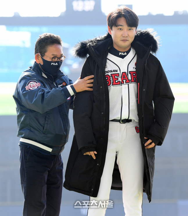 [포토]두산 허슬플레이어상 정철원, 겨울을 따뜻하게!