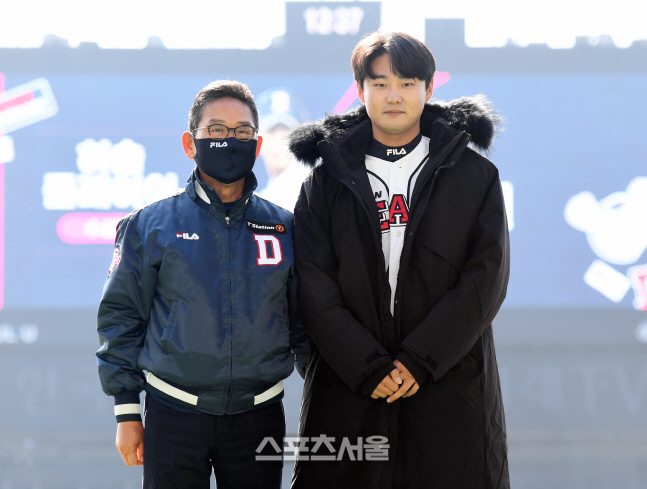 [포토]허슬플레이어상 수상하는 두산 정철원