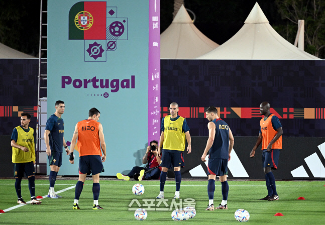 완전체 출격 포르투갈…'불화설' 페르난데스와 호날두는 어색한 동행 훈련[도하 SS현장]