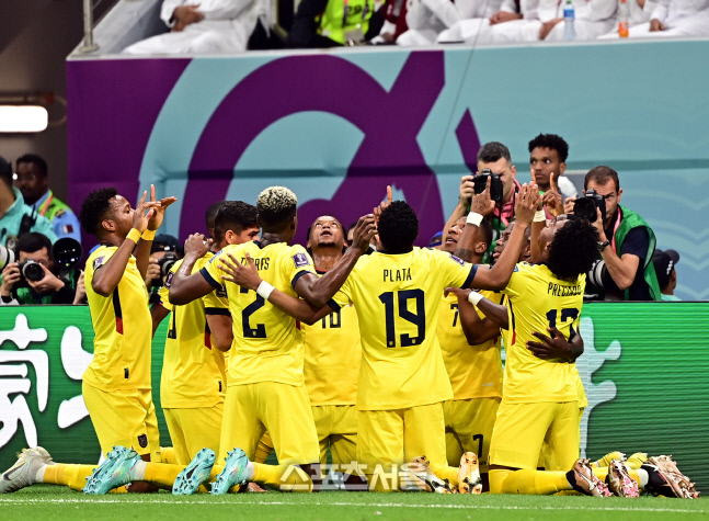[포토] 에콰도르, 발렌시아의 선취골로 리드