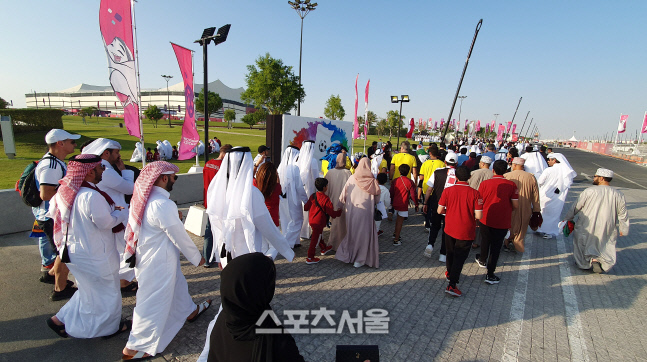 [포토] 알바이트 스타디움 입장하는 축구팬들