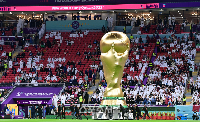 [포토] 카타르-에콰도르 경기에 앞서 등장하는 대형 트로피