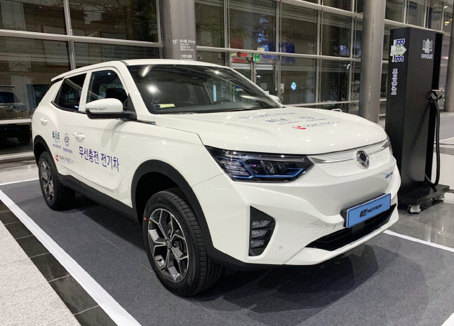 쌍용차 코란도 이모션 전시로 '전기자동차 무선 충전 플랫폼' 공개