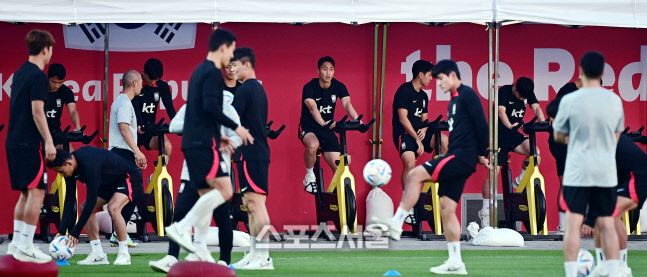 [포토] 첫 경기 사흘 남기고 담글질 하는 대표팀