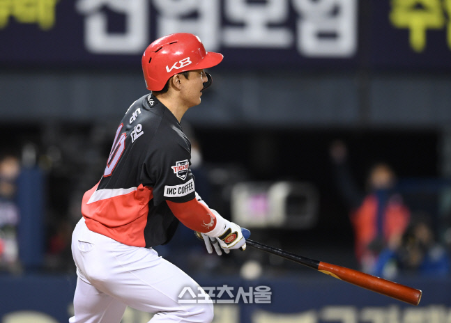 [포토]KIA 박동원, LG 백승현 상대 2타점 2루타