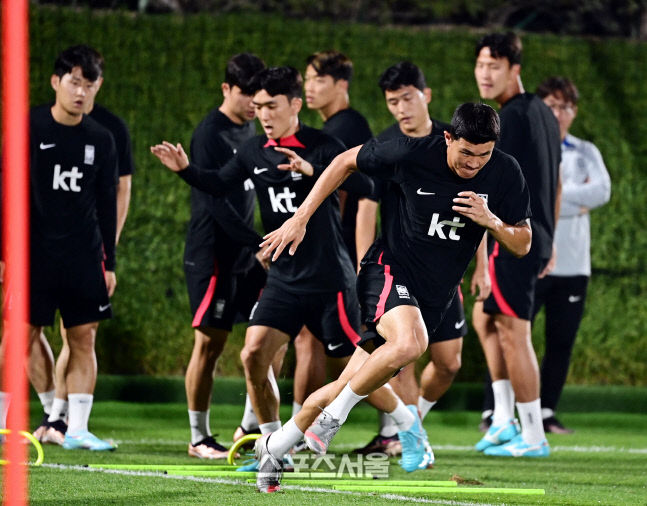 '에라 모르겠다' 뛴 월드컵 데뷔전 생생…상대도 긴장, 후배들 주눅 들지 않길 [이청용의 눈]