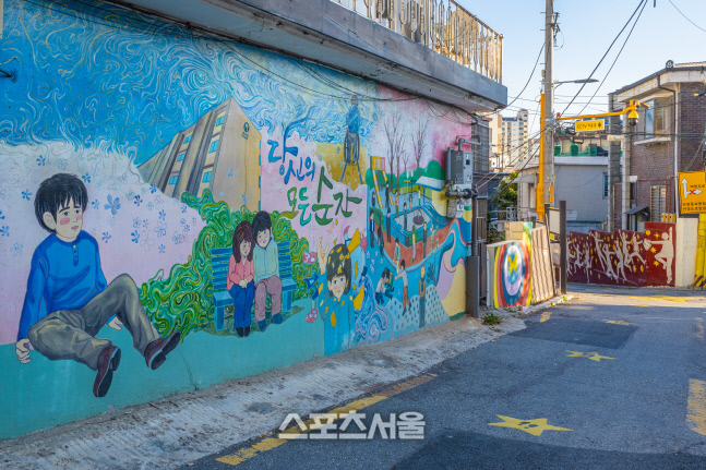 1-1. 강풀 작가의 웹툰 속 장면이 그려진 골목담장