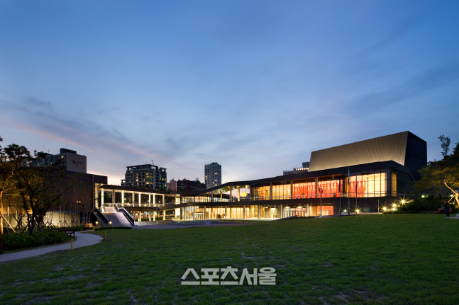 4-1. 강동아트센터 전경(강동문화재단 제공)