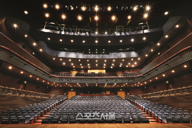 4-2. 강동아트센터 대극장(강동문화재단 제공)