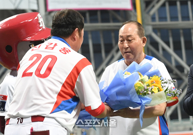 [포토]김인식 감독을 축하하는 진갑용 코치