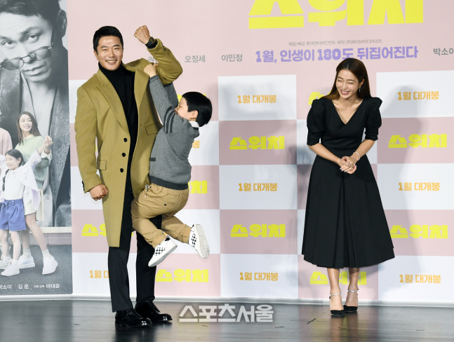 [포토]'아빠' 권상우에게 매달린 김준, '엄마' 이민정은 함박 웃음