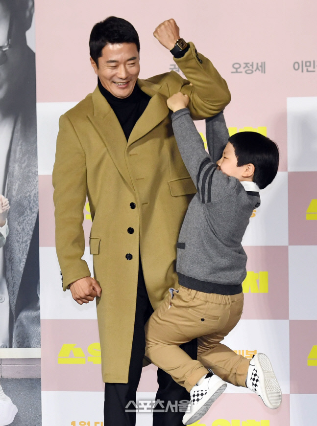 [포토]권상우의 팔에 매달린 김준