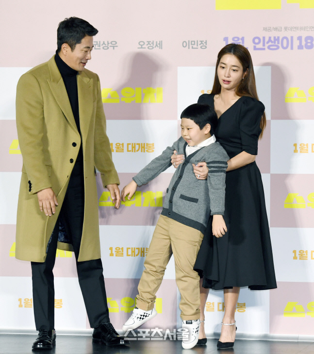 [포토]권상우-이민정, '우리 준이 무거워졌어!'