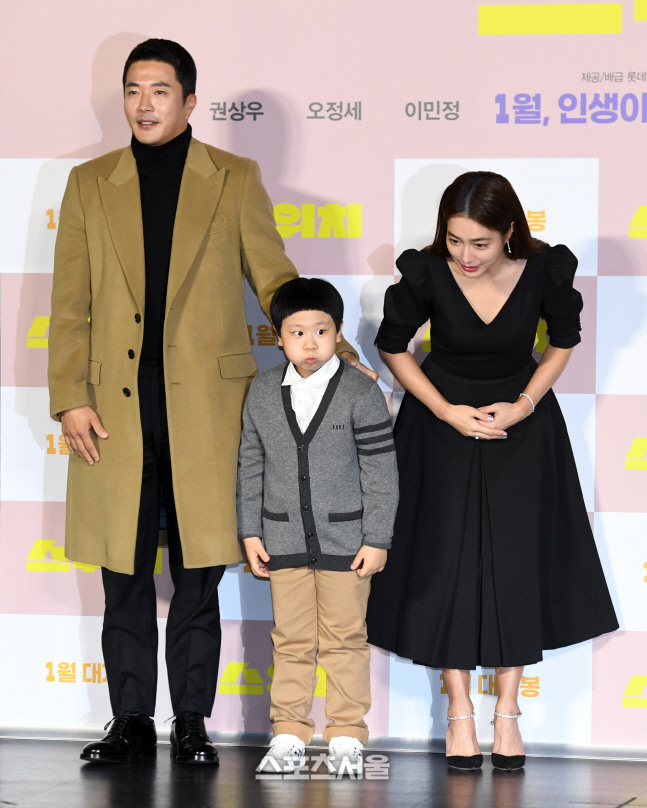 [포토]'스위치' 이민정, '준아! 배꼽인사 해야지!'