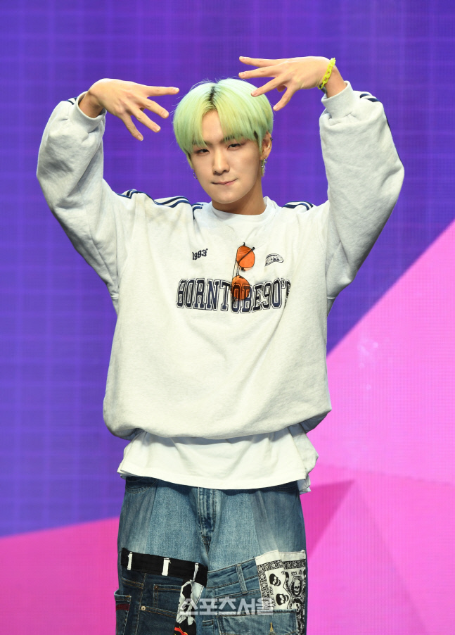 [포토]NTX 첫 싱글 앨범 쇼케이스, 포즈 취하는 로현