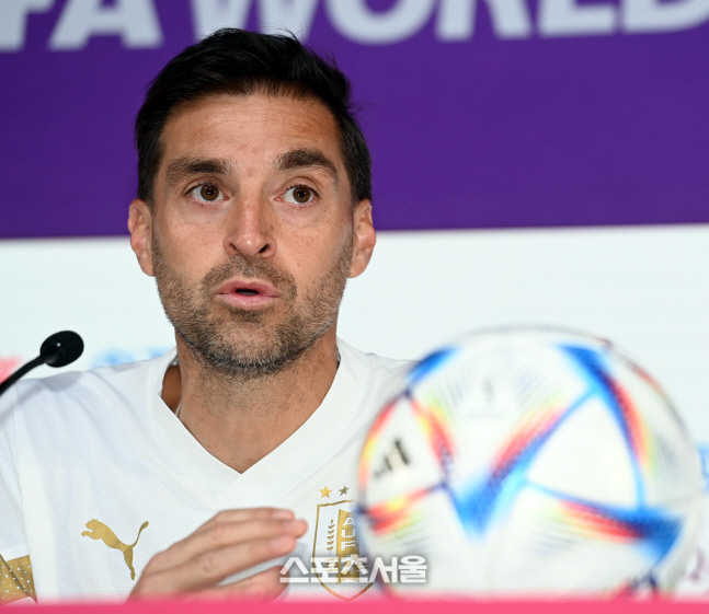 [포토] 기자회견하는 우루과이 알론소 감독