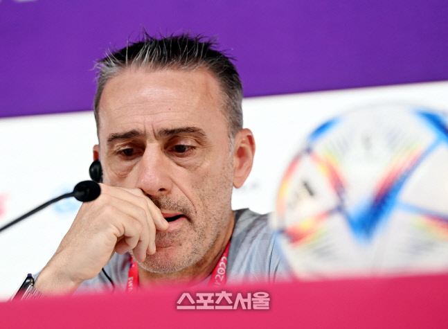 [포토] 결전 하루 앞두고 기자회견하는 벤투 감독