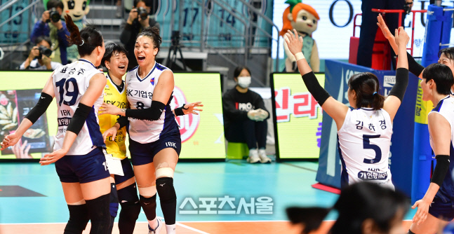 GS 잡고 환호하는,  IBK 선수들[포토]