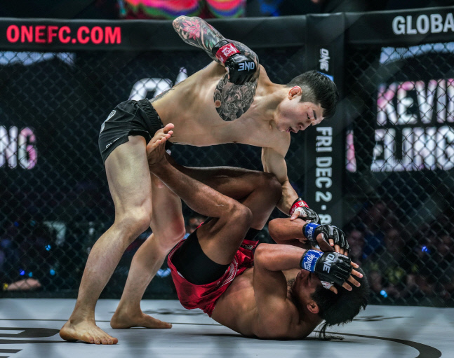 전 챔프를 TKO로 꺾은 '鬪神' 김재웅, 원챔피언십 밴텀급 챔피언으로 가즈아!