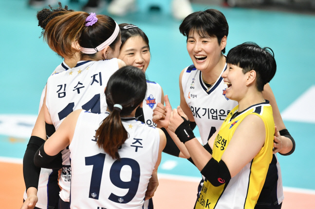 김희진, 선발 복귀 '21점'…IBK, GS 잡고 5위 상승