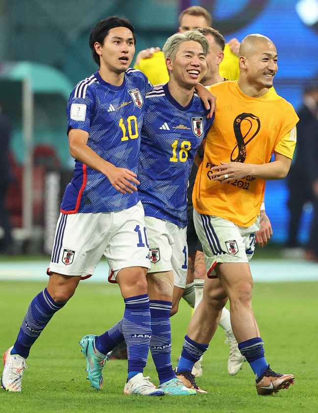 기뻐하는 미나미노, 타쿠마, 마에다