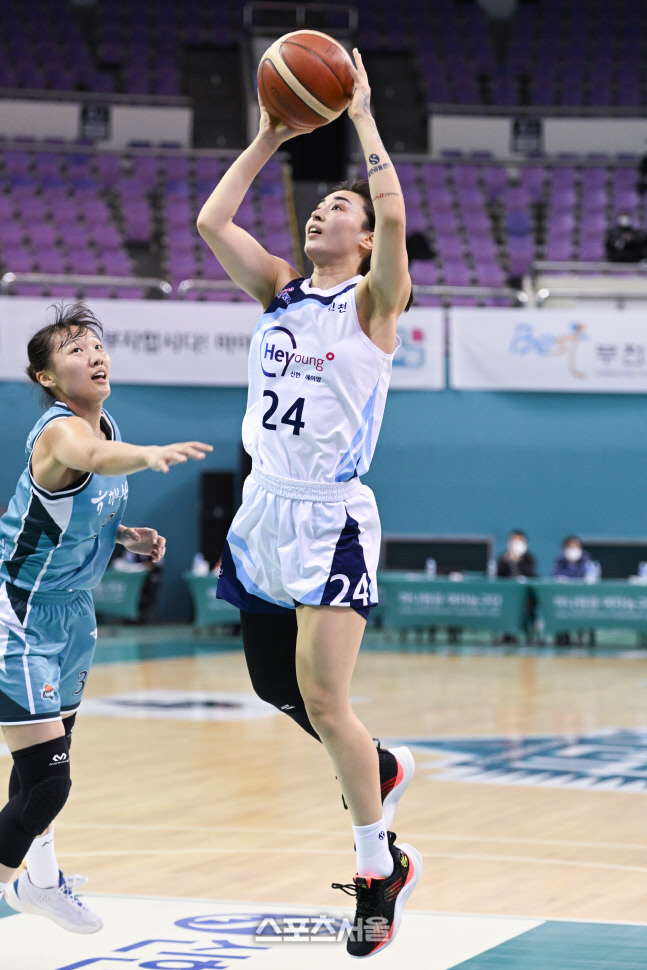 '김소니아 26점' 신한, 하나에 70-63 역전승...삼성과 승차 1경기 [SS 부천in]