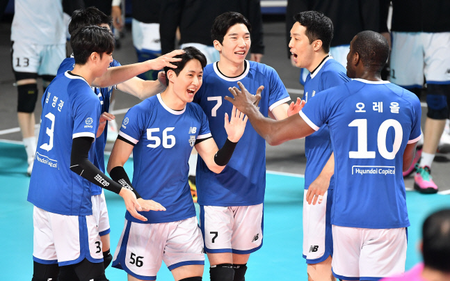 블로킹·서브 압승...현대캐피탈, 우리카드 잡고 3연패 탈출+2위 도약