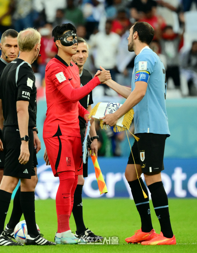 [포토] 손흥민, 고딘과 악수