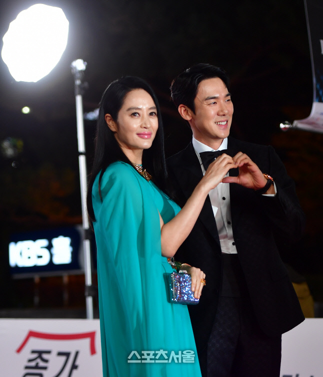 김혜수와 함께 하트 만든 유연석[포토]