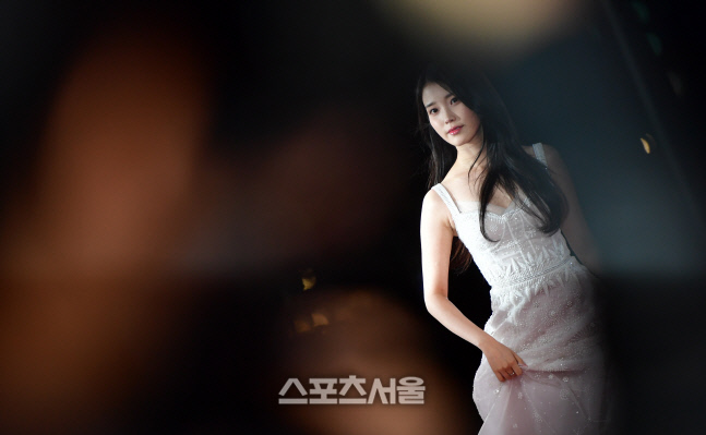 '어두운 밤 광채가' 아이유[포토]