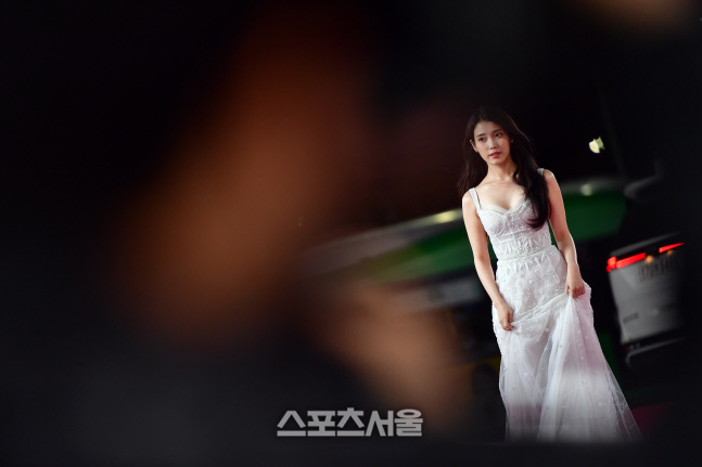 '청룡과 함께 하는 아이유'[포토]