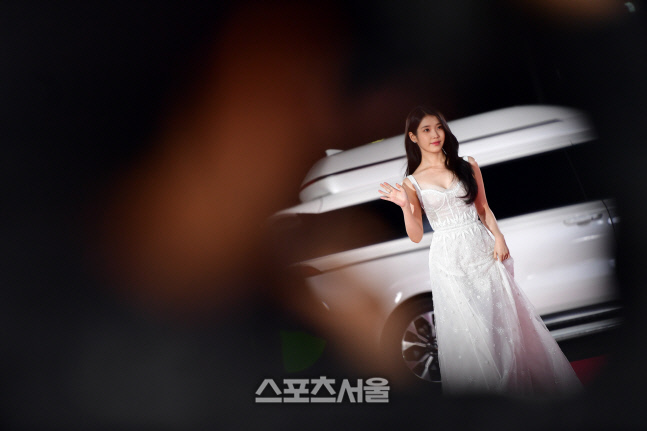 '청룡과 함께 하는 아이유'[포토]