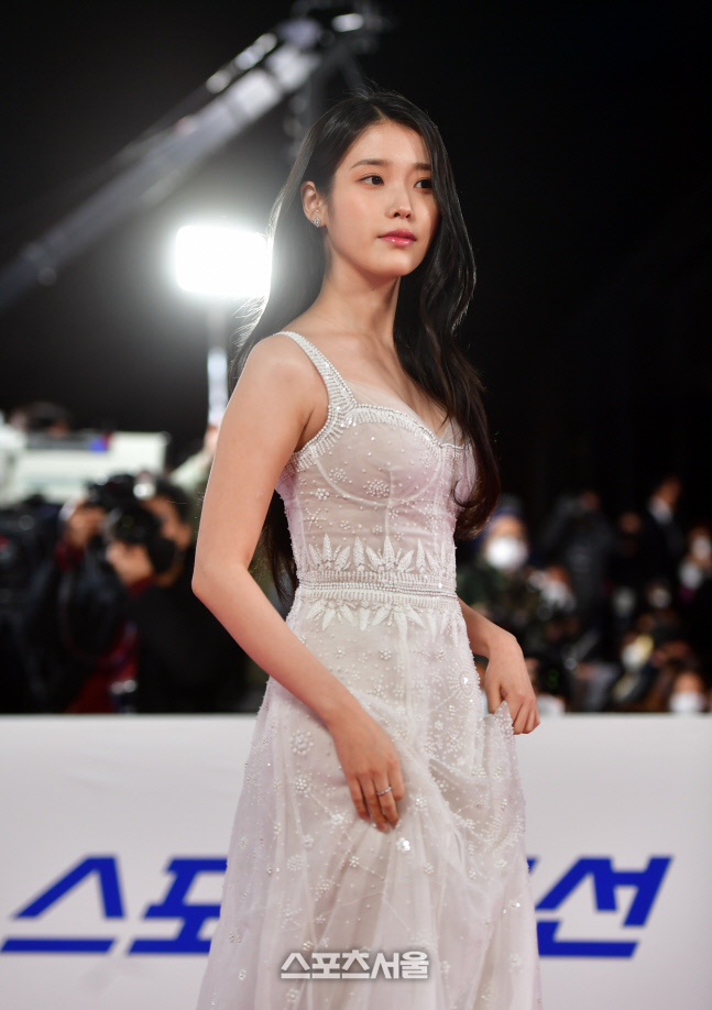 '청룡 레드카펫 밟는' 아이유[포토]