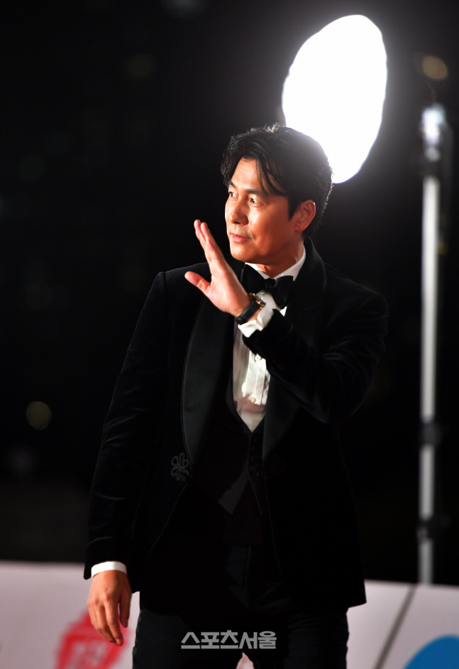 '환호하는 팬들을 향해' 정우성[포토]