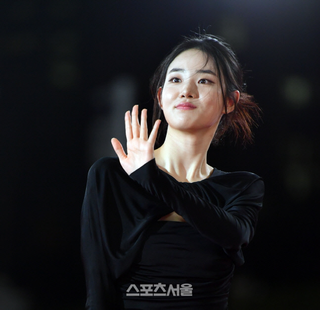 팬들에 인사먼저, 신시아[포토]