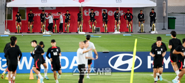 [포토] 싸이클 타며 회복 훈련하는 우루과이전 선발 선수들