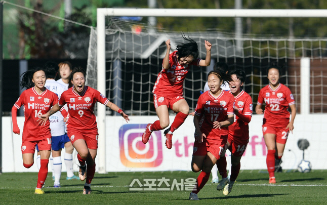 [포토]선제골에 기뻐하는 현대제철 이민아