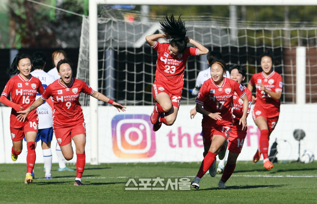 [포토]선제골에 날아오른 현대제철 이민아