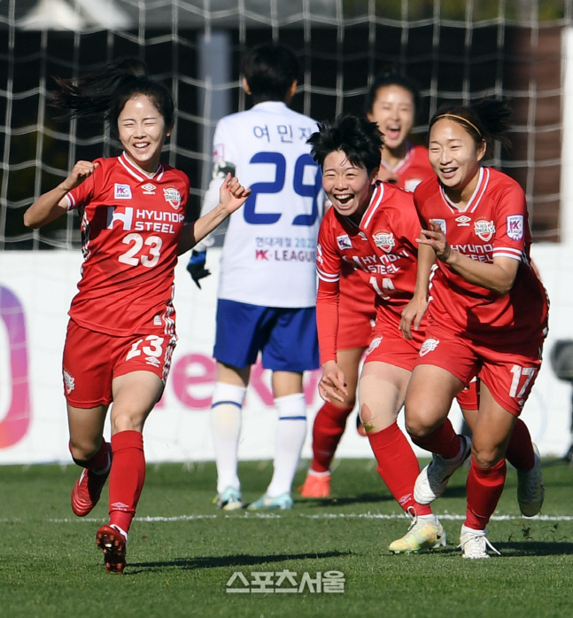 [포토]이민아의 선제골로 앞서 나가는 현대제철