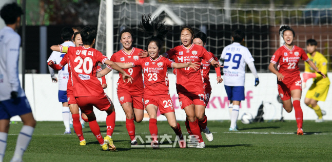 [포토]현대제철 선제골 이민아, 우승을 향해!