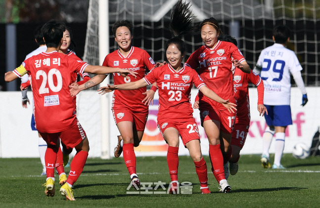 [포토]이민아, 선제골 넣었어!