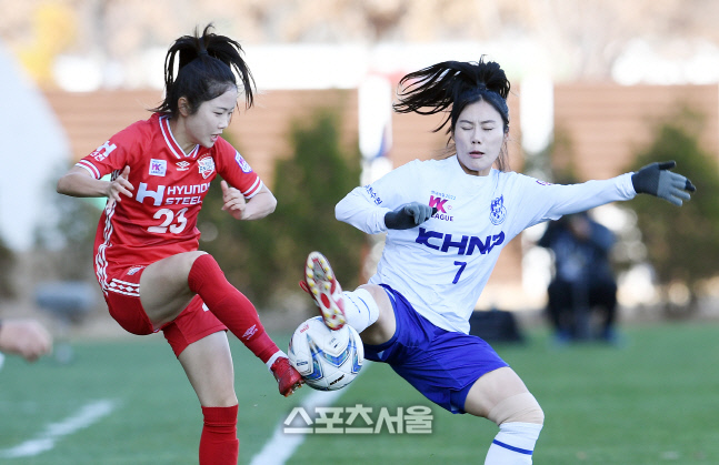 [포토]이민아의 패스를 차단하는 이세진