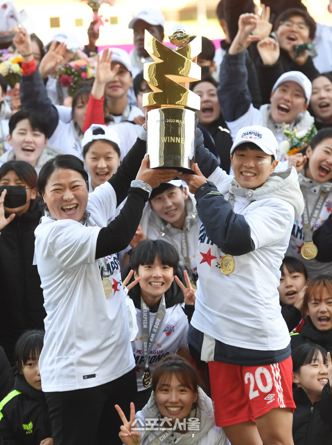[포토]우승 트로피 들어올리는 현대제철 김은숙감독과 주장 김혜리